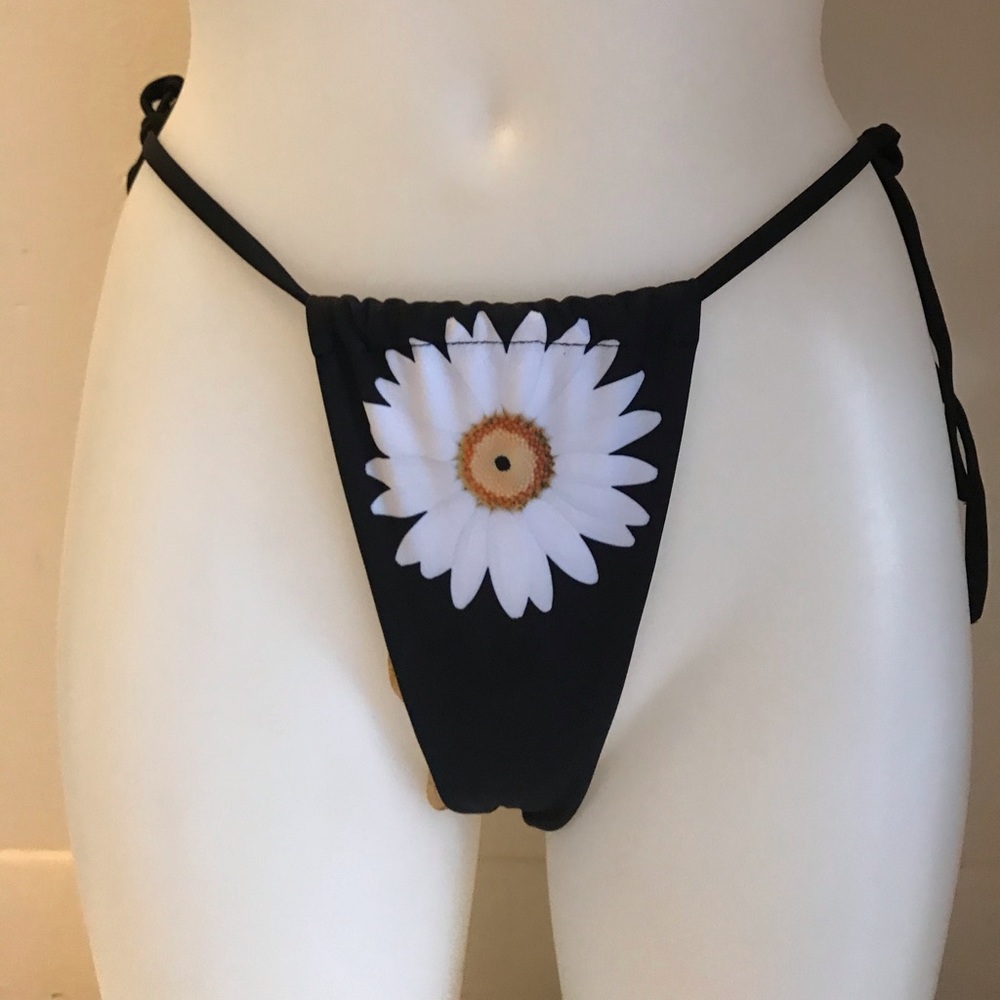 Bikini - Picture 3 of 7